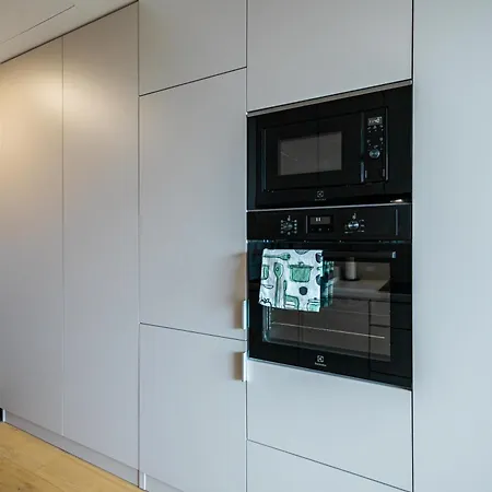 아파트 Modern & Minimalistic - Garage & Balcony