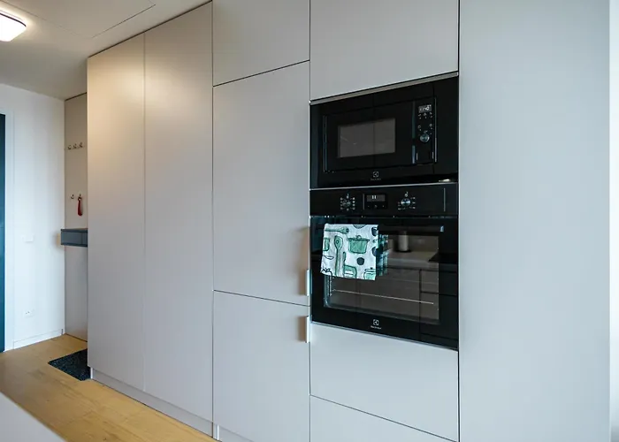 Apartment Modern & Minimalistic - Garage & Balcony