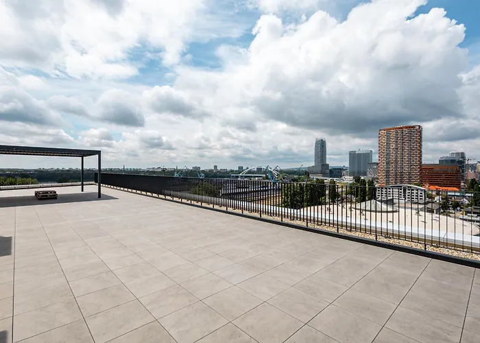 Modern & Minimalistic - Garage & Balcony 아파트 *