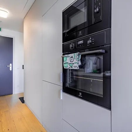Modern & Minimalistic - Garage & Balcony Lägenhet *